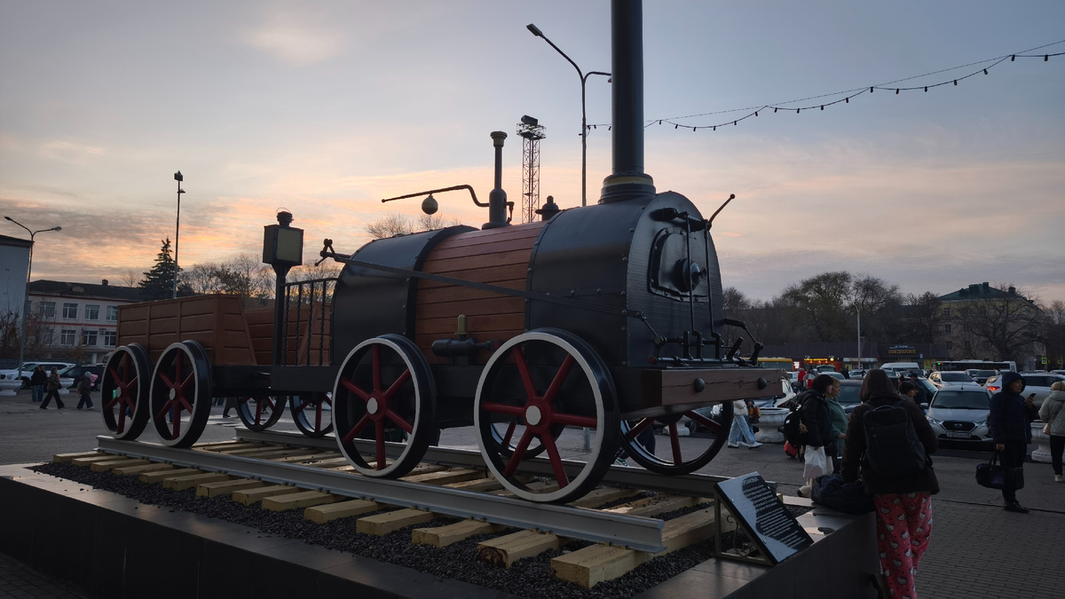 Утром на вокзальной площади нас встречал паровозик 