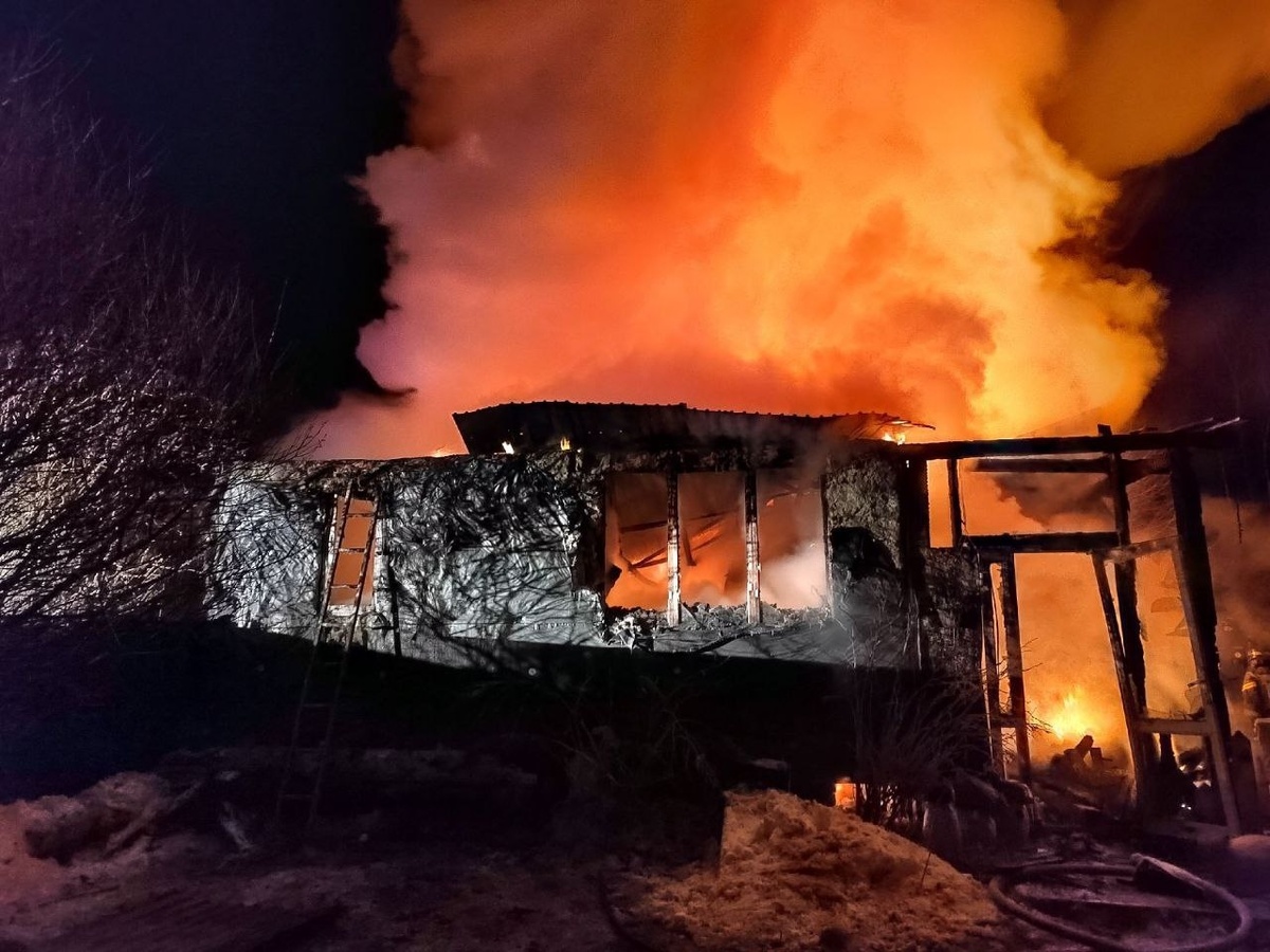    В Ханты-Мансийске ночью сгорел частный жилой дом