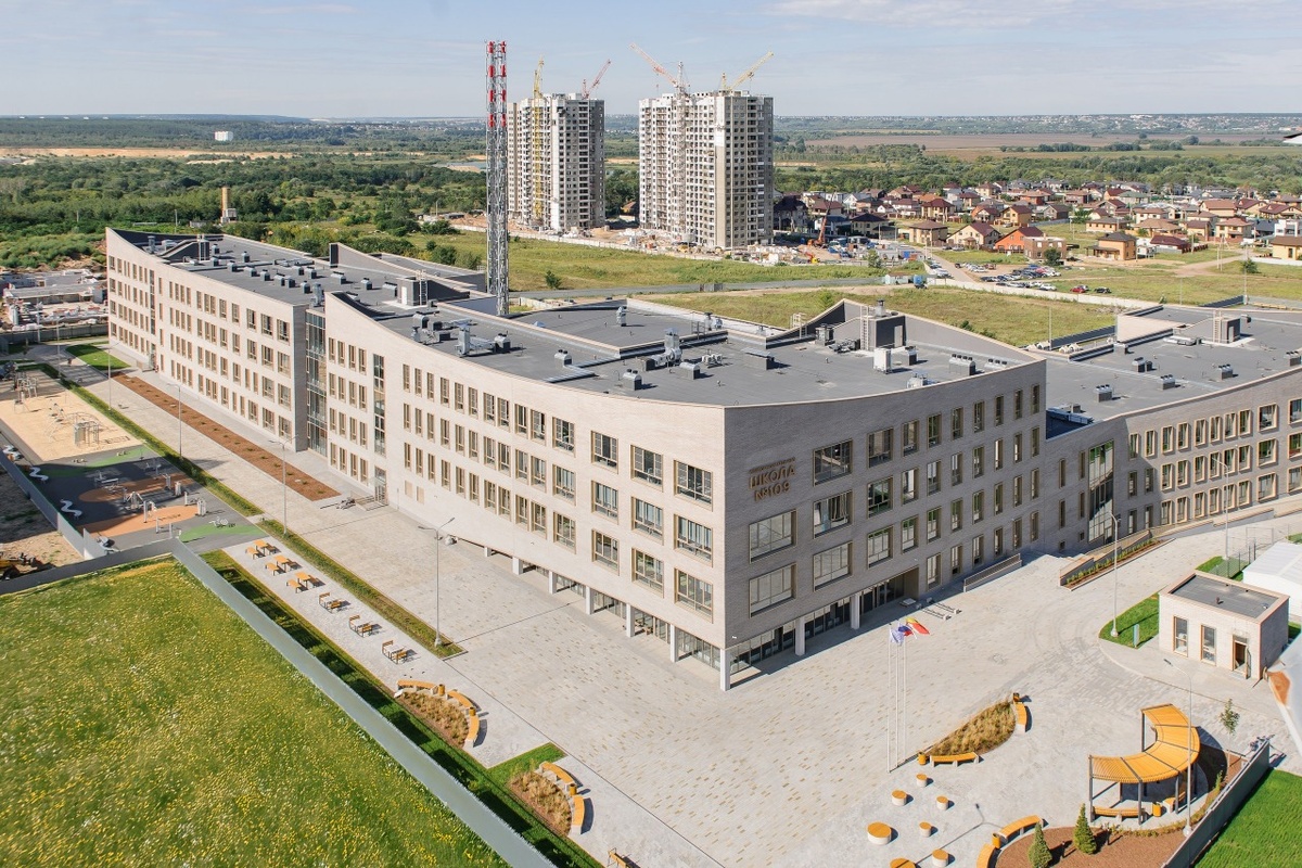 Школа расположена на Г-образном участке с сильным перепадом рельефа