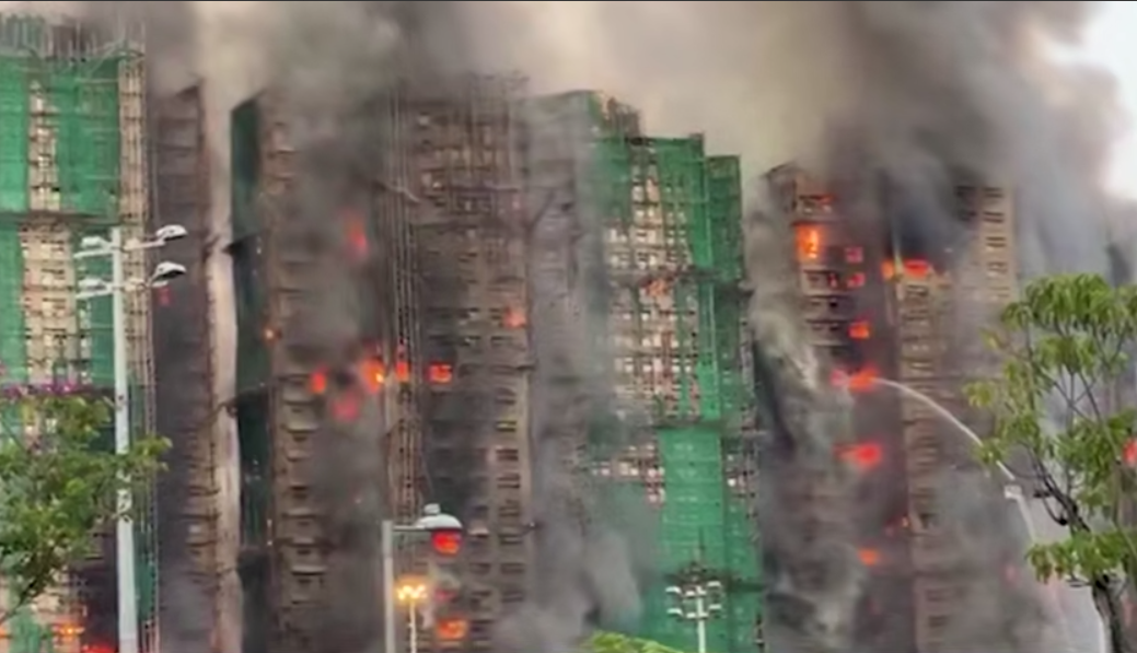     Пожар в жилом комплексе Гонконга. Источник: t.me/shot_shot Автор фото: Скриншот видео
