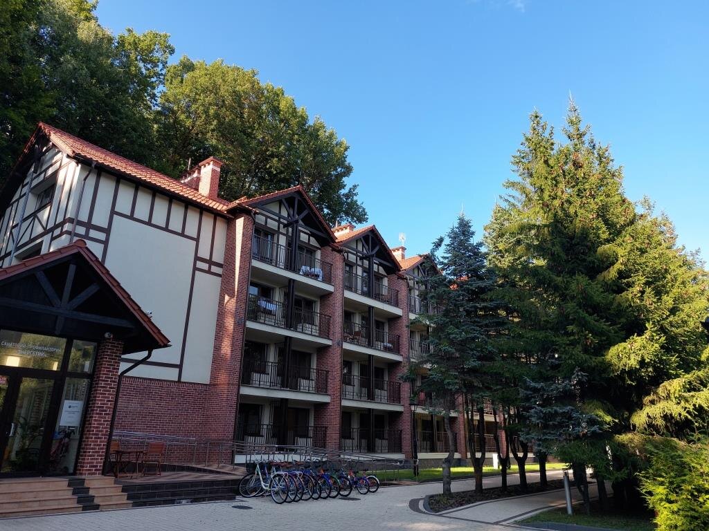 Аккуратная кирпичная кладка, повторяющиеся и ритмичные элементы кровли напоминают отдельные доимик, стоящие рядом. Красиво!