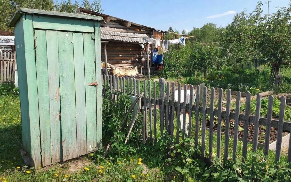    Жительница Удмуртии через суд добилась переноса соседского туалета