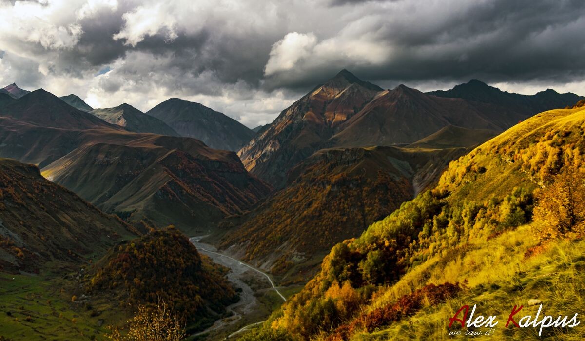 В сердце Кавказа, где горные хребты хранят многовековые тайны, а воздух напоен ароматом виноградной лозы, существует уникальный культурный феномен - грузинское застолье, или "супра".