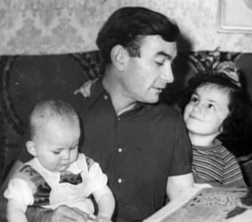 Пётр Глебов с дочками