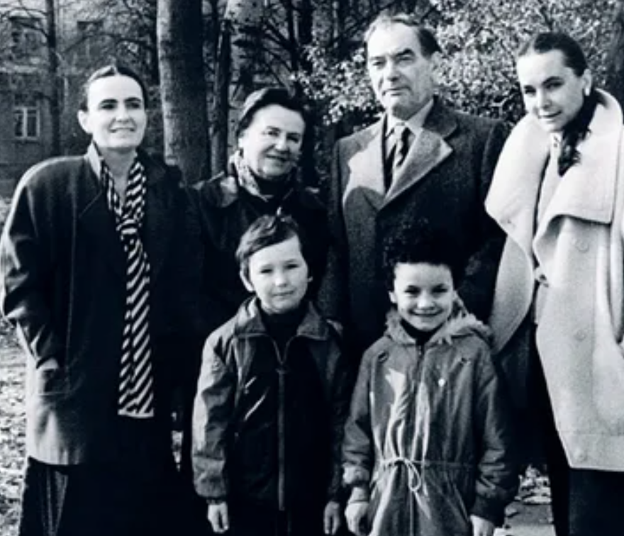 Пётр Глебов с женой, дочками и внуками