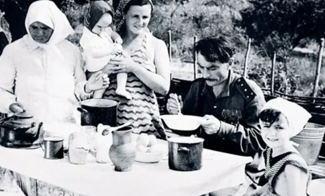 Пётр Глебов с женой, няней и дочками на съёмках "Тихого Дона"