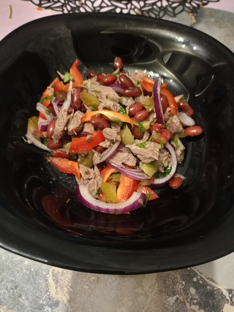 Фото моë. Говядина, красная фасоль, болгарский перец, красный лук, маринованные огурцы, кинза