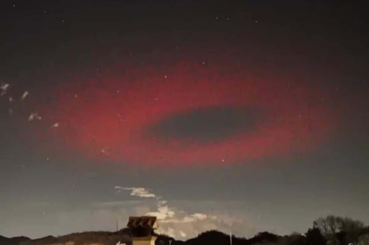    Фотограф заснял над Италией таинственный красный ореол «внеземных сил»