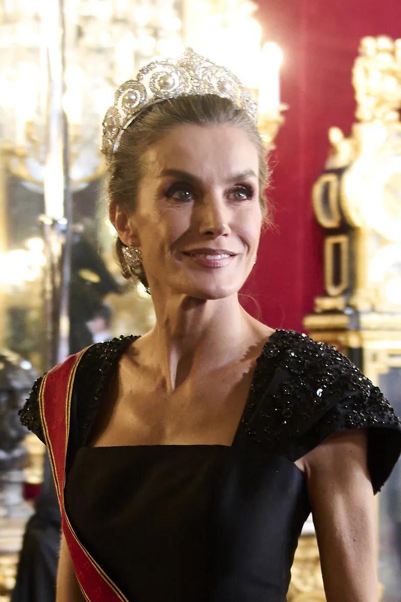    Источник: Getty Images, 2025 Carlos Alvarez | Королева Летиция демонстрирует свой стиль на гала-ужине