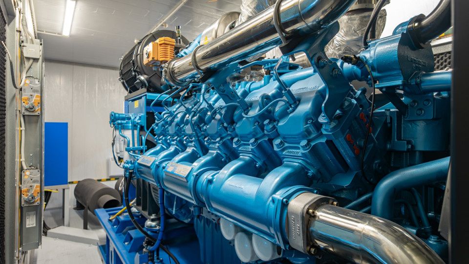 Сердце установки - двигатель Baudouin 8M33G900/5