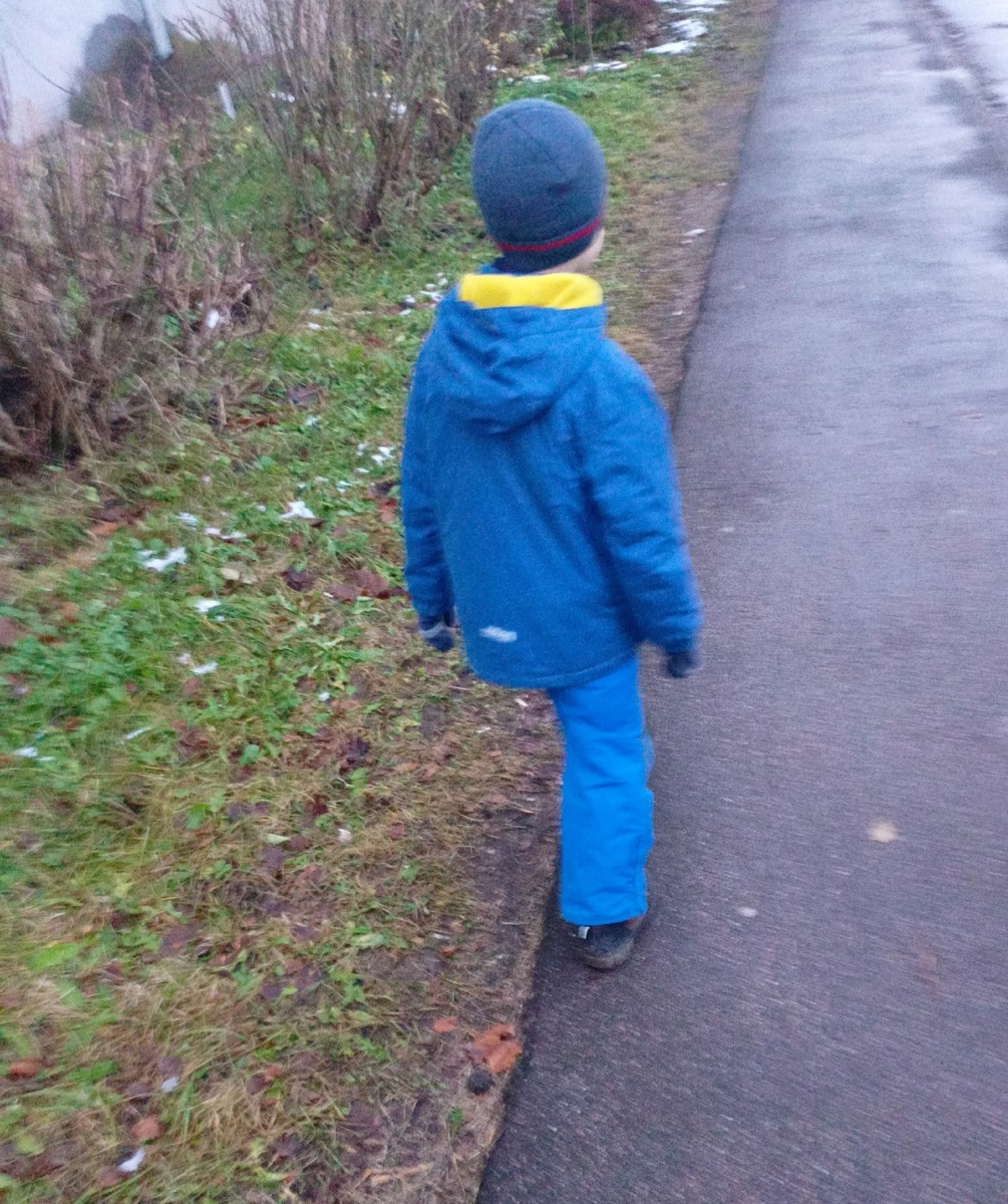 Никто ещё не пошёл в школу в подгузнике. Но это может ПОКА ЕЩЁ не пошёл?