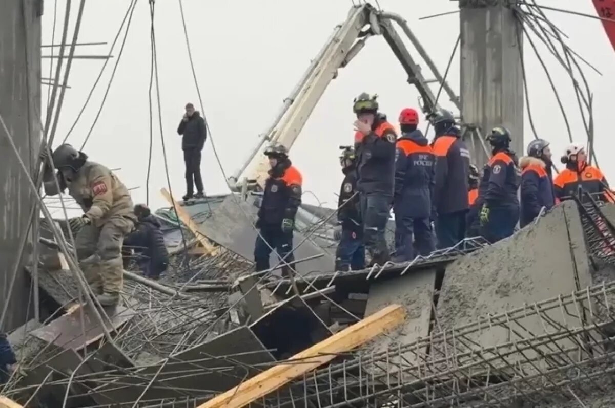    Рабочие под завалами и бетоном.