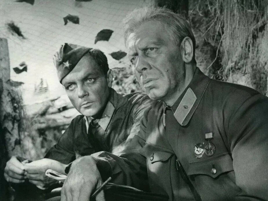 Кадр из фильма "Живые и мертвые".