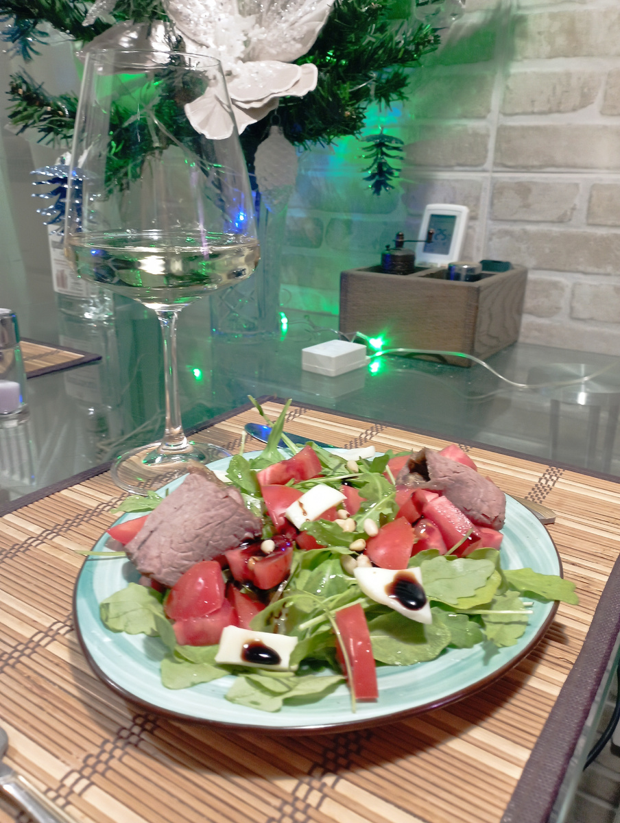 Дорого говорите? А посмотрите, сколько на тарелке травы... Это очень сытный салат. 