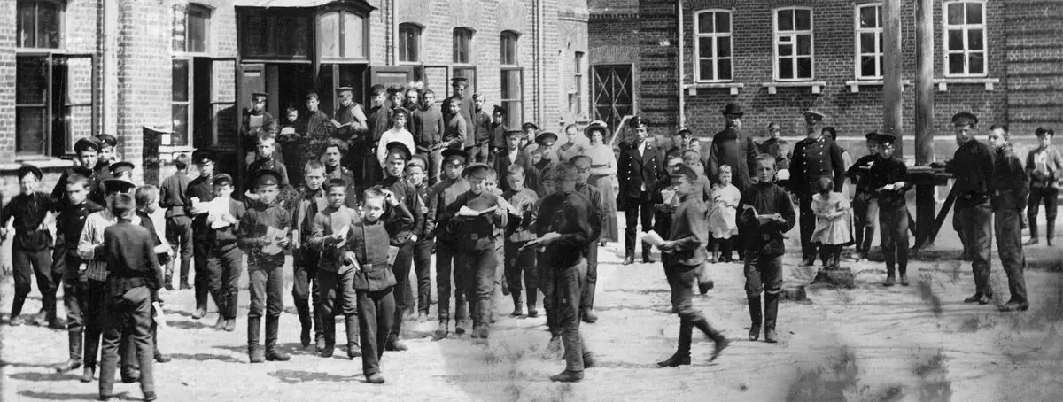 Во дворе духовного училища, 1912 (Венёв; здесь как иллюстрация)