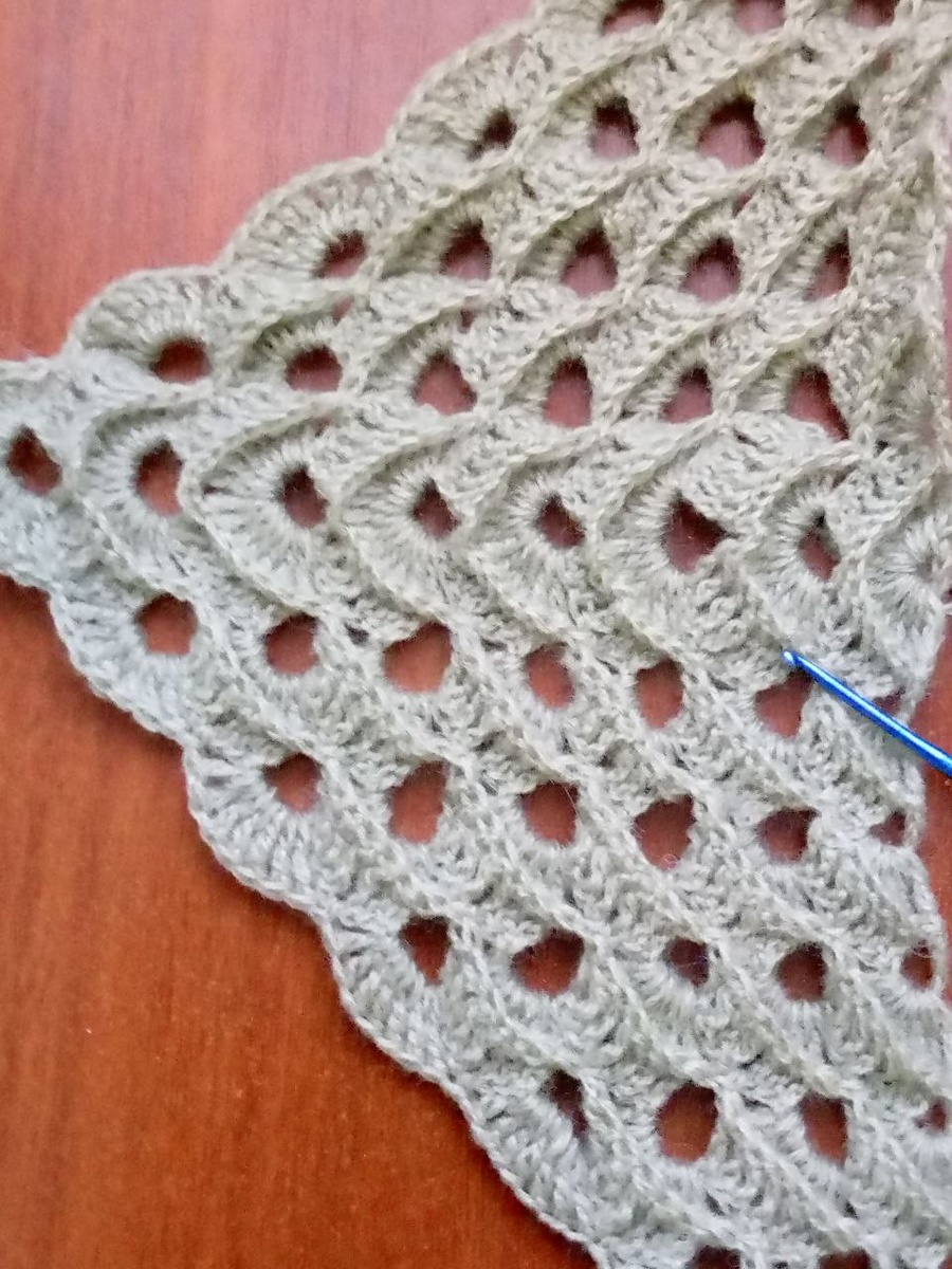 Начало моей новой шали. В реальности цвет интереснее и сочнее.