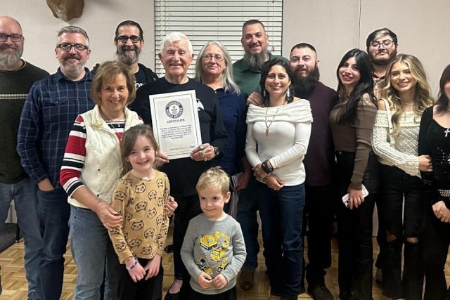    Усыновленный ветеран Билл Стейнс с новой семьей. Фото: Guiness World Records