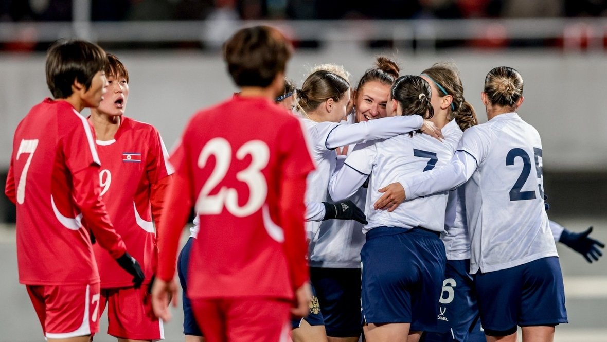    Футболистки сборной России празднуют гол Анны Кожниковой в ворота сборной КНДР.Михаил Шапаев, РФС