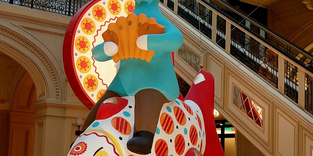 Новогодний ГУМ в этом году украсили в стиле дымковской игрушки