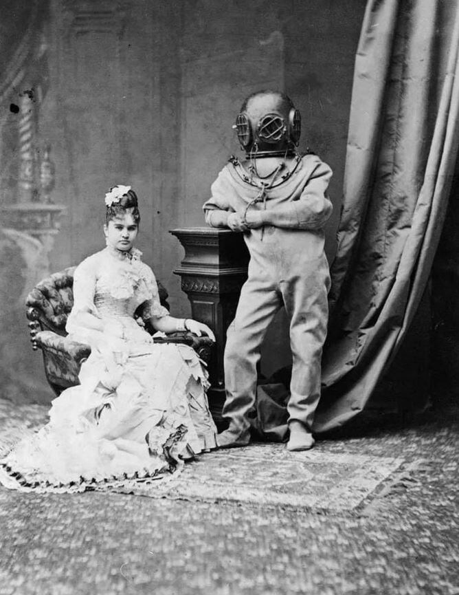 По вопросу в комментариях нашла водолазный костюм на снимке около 1880 г.