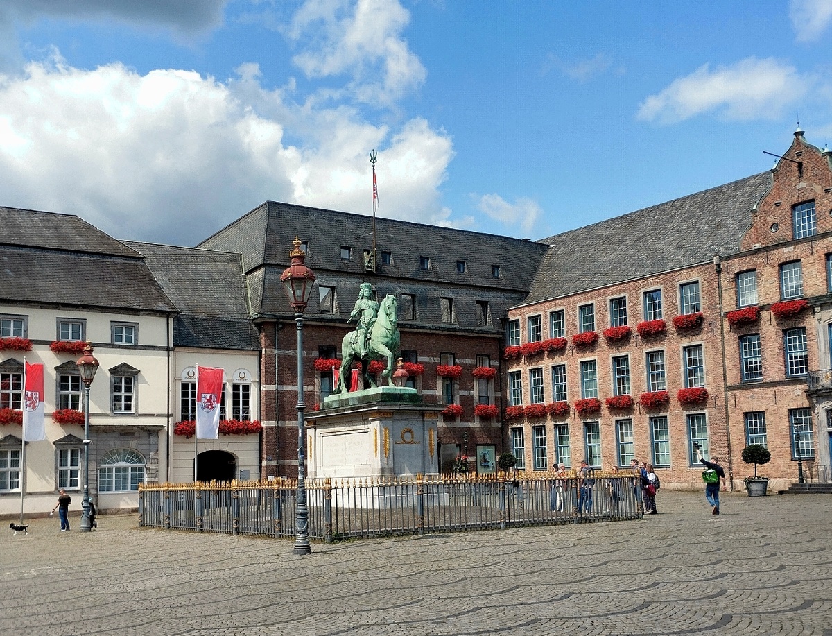 площадь в "старом городе"