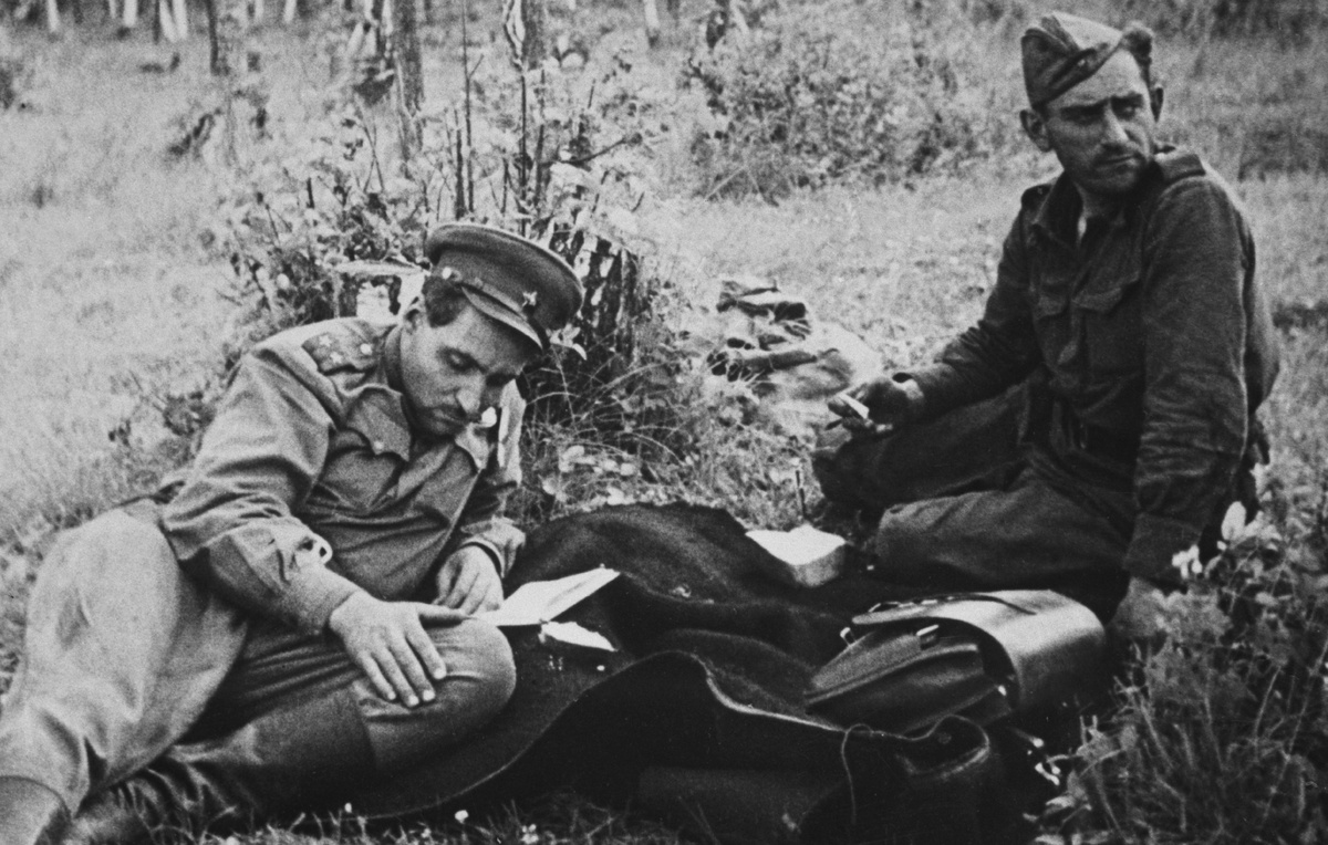    Константин Симонов (слева)  ТАСС