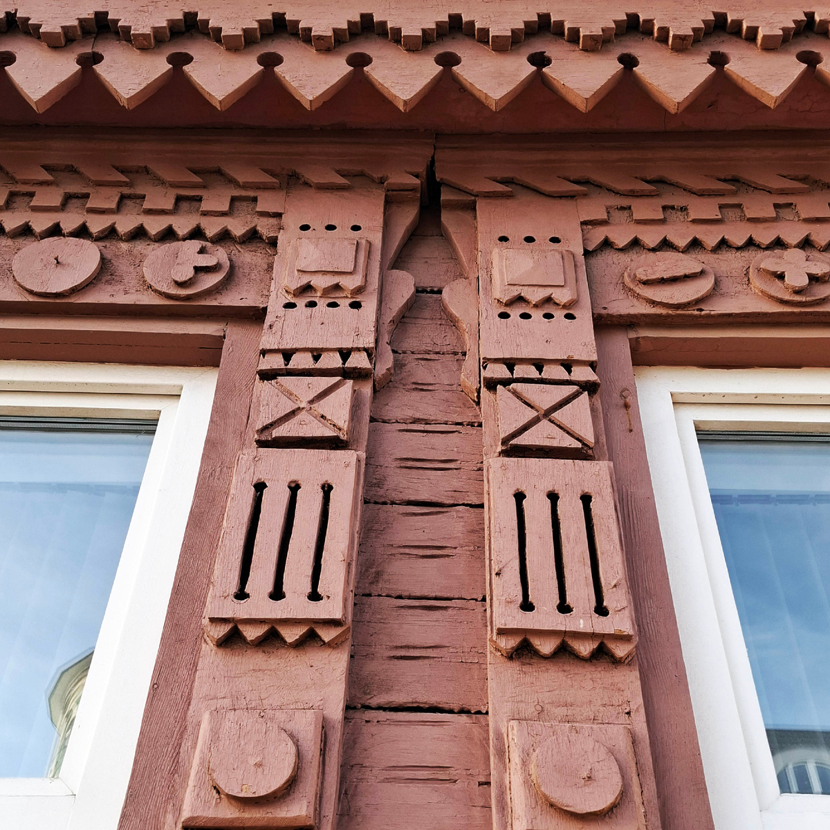 Некоторые элементы утеряны, остались только гвоздики. Фото автора