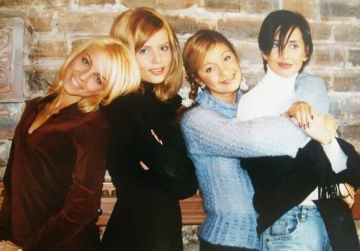 Ксения Новикова (вторая справа) в составе группы «Блестящие».