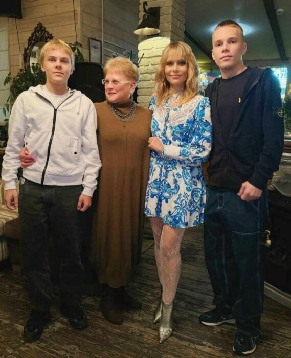 Ксения Новикова с мамой и сыновьями.