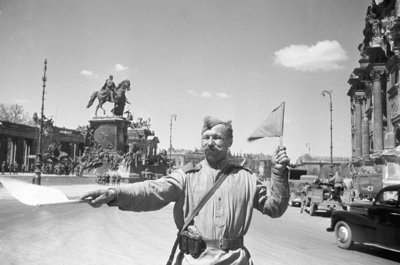 Советский военный регулировщик на Дворцовой площади Берлина. Май 1945 года.
