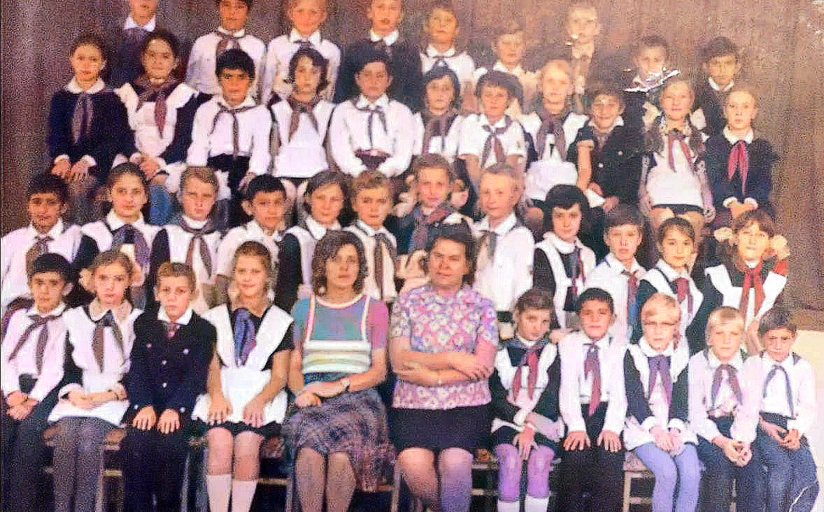 Четвертый класс, я вроде второй в верхнем ряду, но не точно