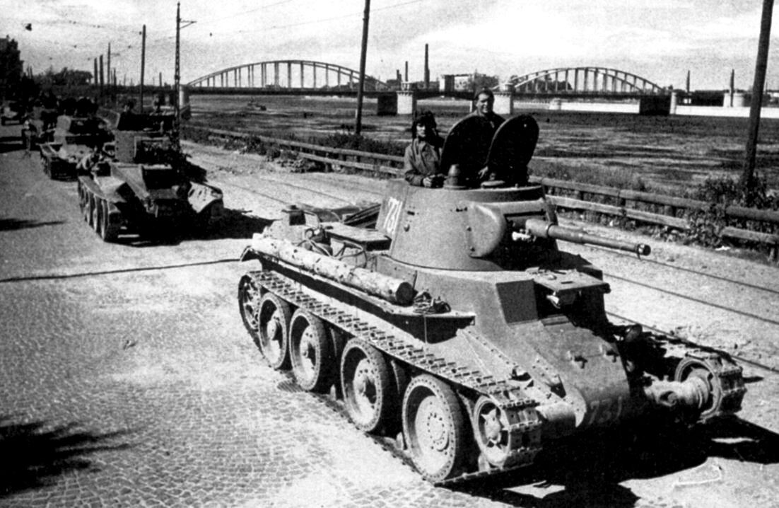 Колонна танков БТ на марше. источник tankofront.ru