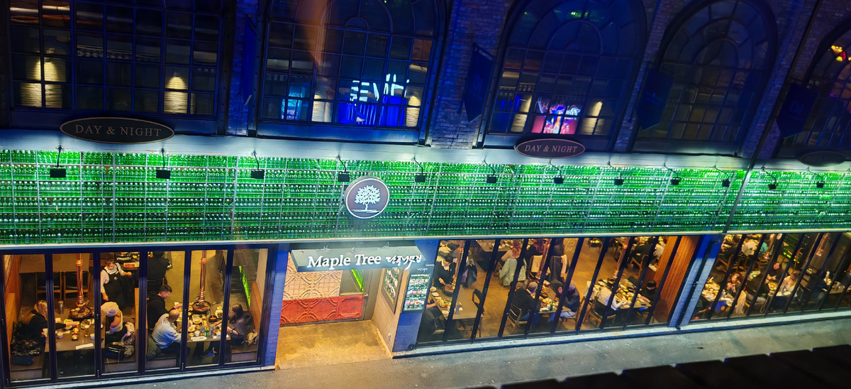 В комментариях мне написали, что здесь подают черную свинину с Чеджу!