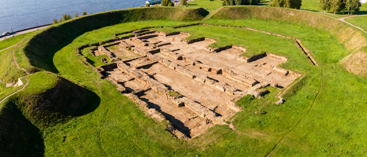 Стрелка Ярославля. Под этим газоном скрывались тайны, о которых мы не знали 1000 лет. (Картинка згененрирована ИИ)