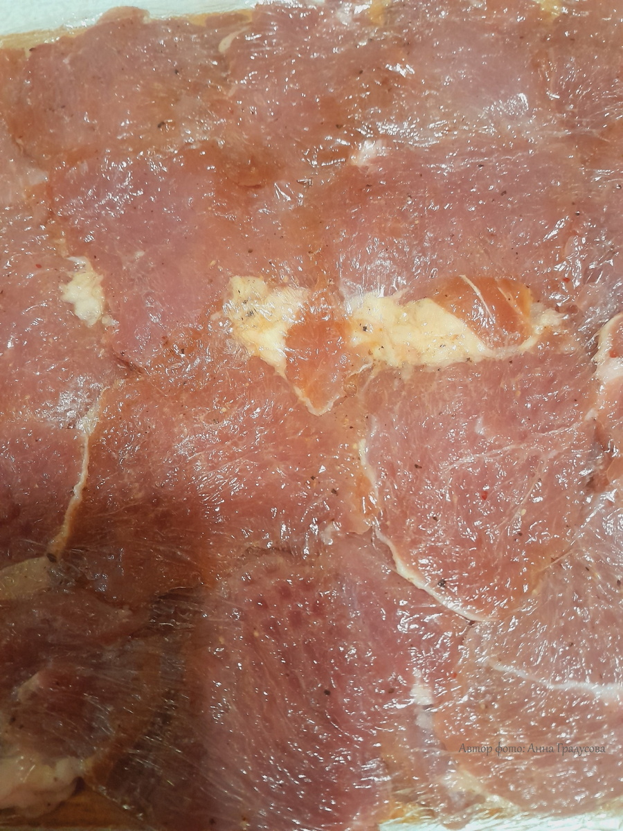 Аккуратно отбиваем смазанные маринадом ломтики мяса до тонких лепестков и оставляем минимум на полчаса, а лучше дольше.