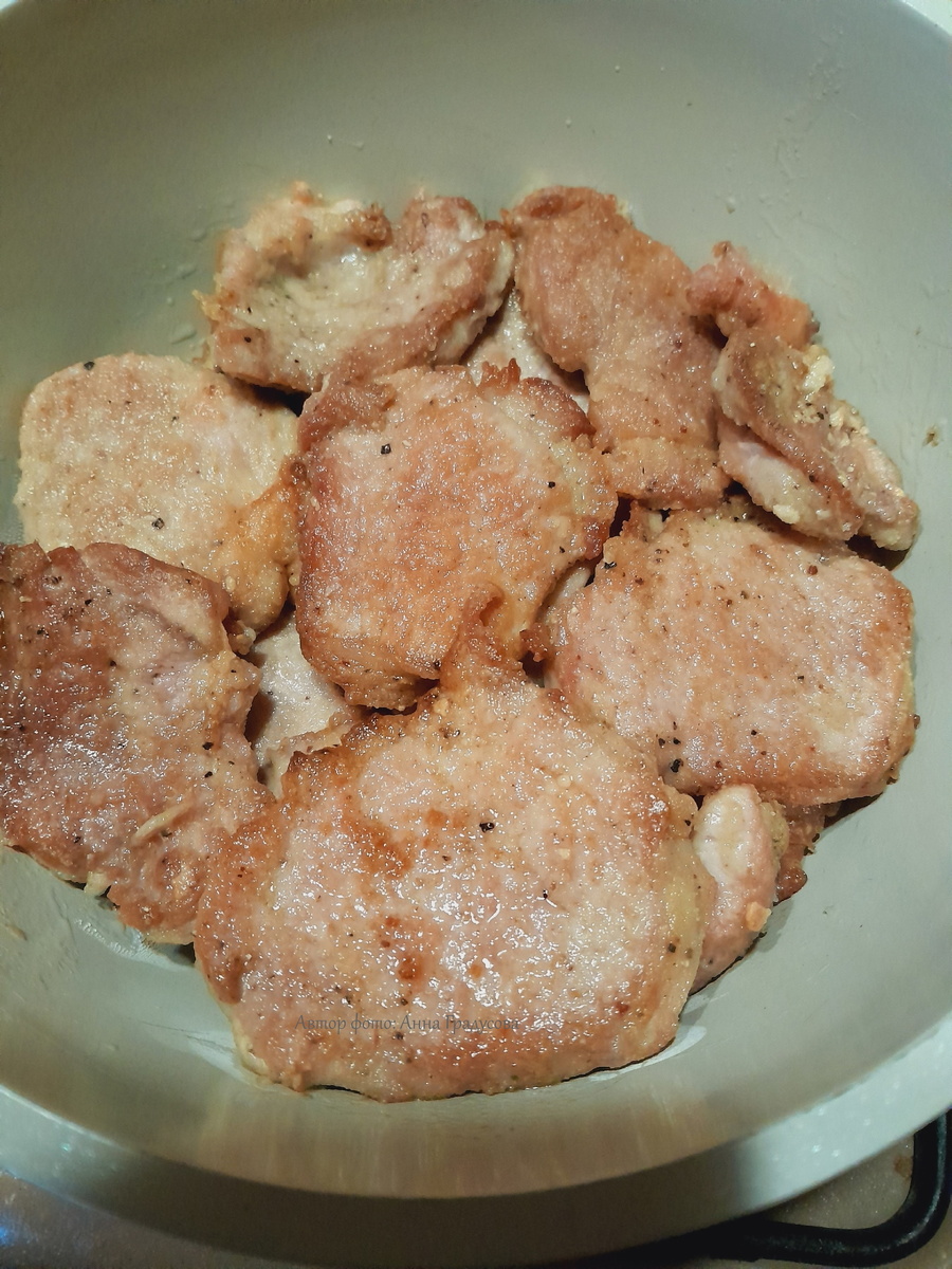 Замаринованное мясо обваливаем в муке и коллеруем на раскалённой сковороде с растительным маслом. Складываем в жаровню.