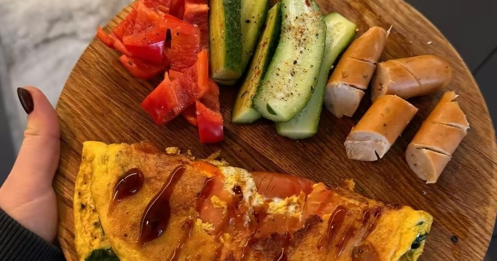 Быстрый омлет со шпинатом и помидорами: завтрак за 10 минут, который вас восхитит