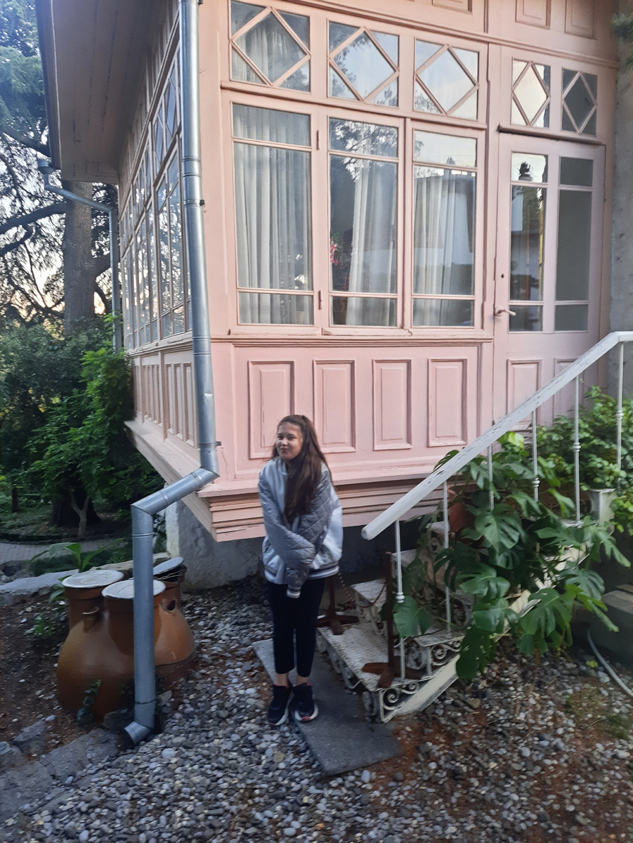 Моя дочь около дачи А,П, Чехова в Гурзуфе