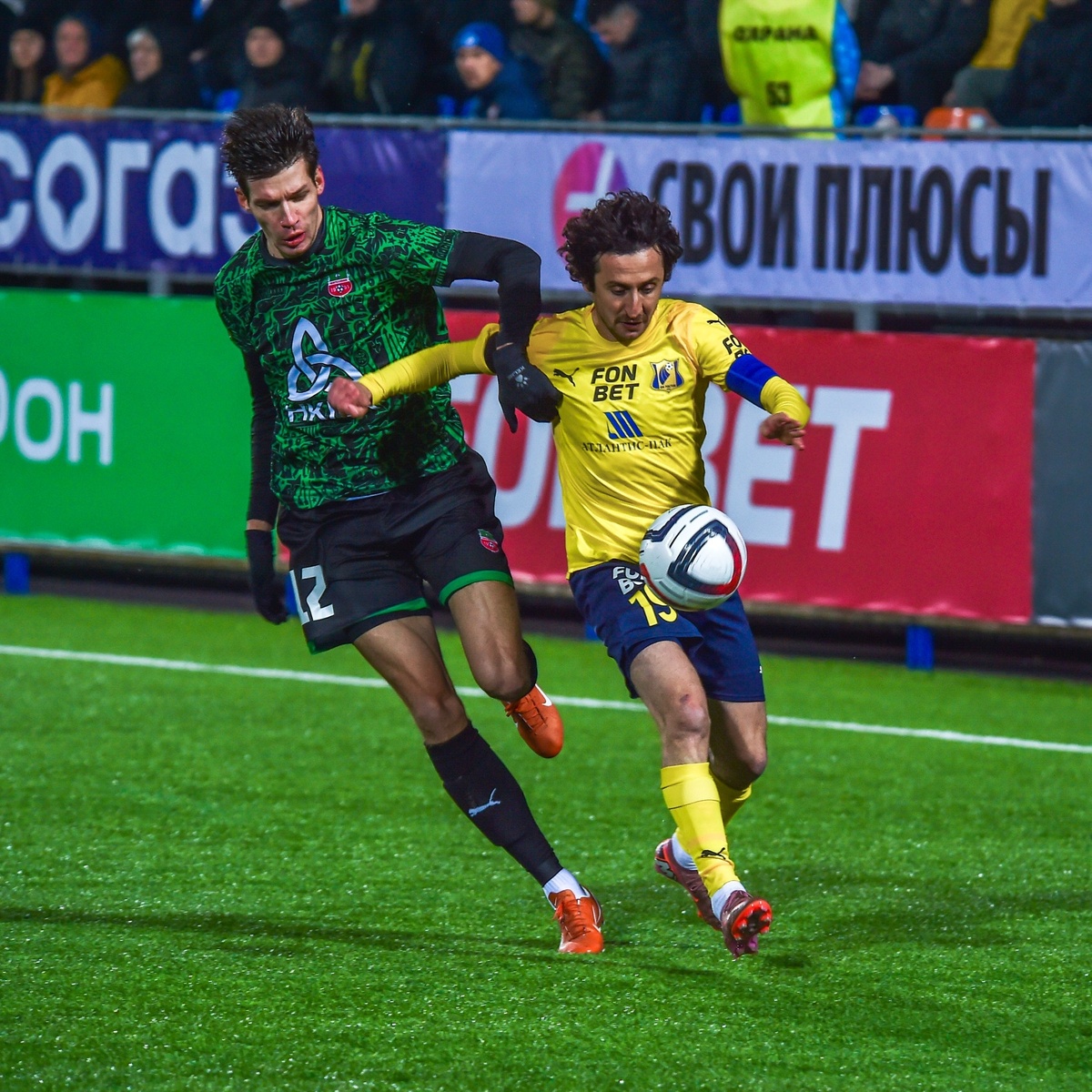 Капитан «Ростова» Хорен Байрамян (справа) против защитника «Нефтехимика» Максима Ширяева. Фото ФК «Нефтехимик»