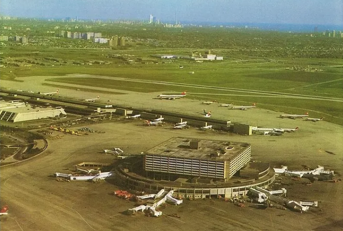 Вид на международный аэропорт Торонто в сторону центра города в 1977 году. Одним из существенных отличий от пейзажа, который видели члены экипажа рейса 621, было то, что всемирно известная Си-Эн Тауэр была построена только в 1976 году. 