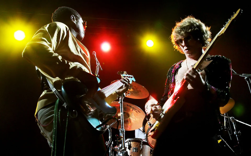 Основатели The Brand New Heavies Саймон Бартоломью и Эндрю Леви выступают в Manchester Evening News Arena в 2010 году. Фото: WENN Rights Ltd/Alamy Stock Photo