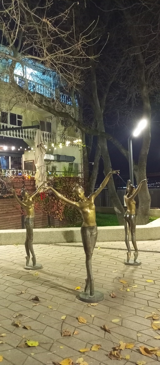 Балерины. Фонтан. Геленджик