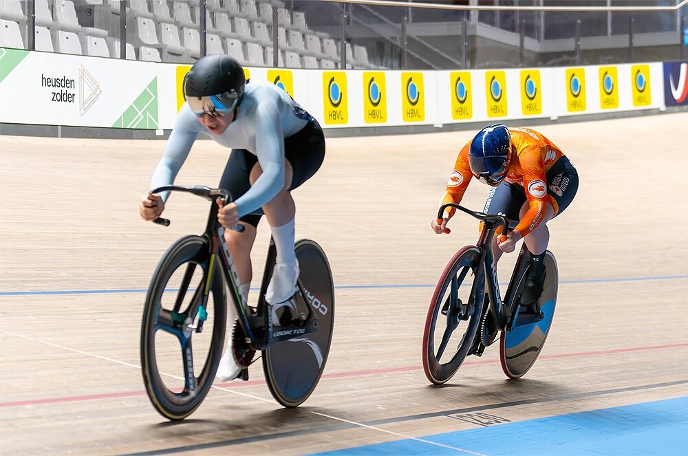    Яна Бурлакова и Штеффи ван дер Пит из Нидерландов во время второго дня чемпионата Европы UEC Track Elite 2025 года на трассе Золдер, 13 февраля 2025 года в Хойсден-Золдере, Бельгия. Фото: www.globallookpress.com