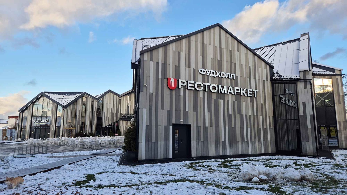 Фудхолл располагается рядом с павильоном "Электрификация". Листайте галерею, чтобы увидеть ещё фото