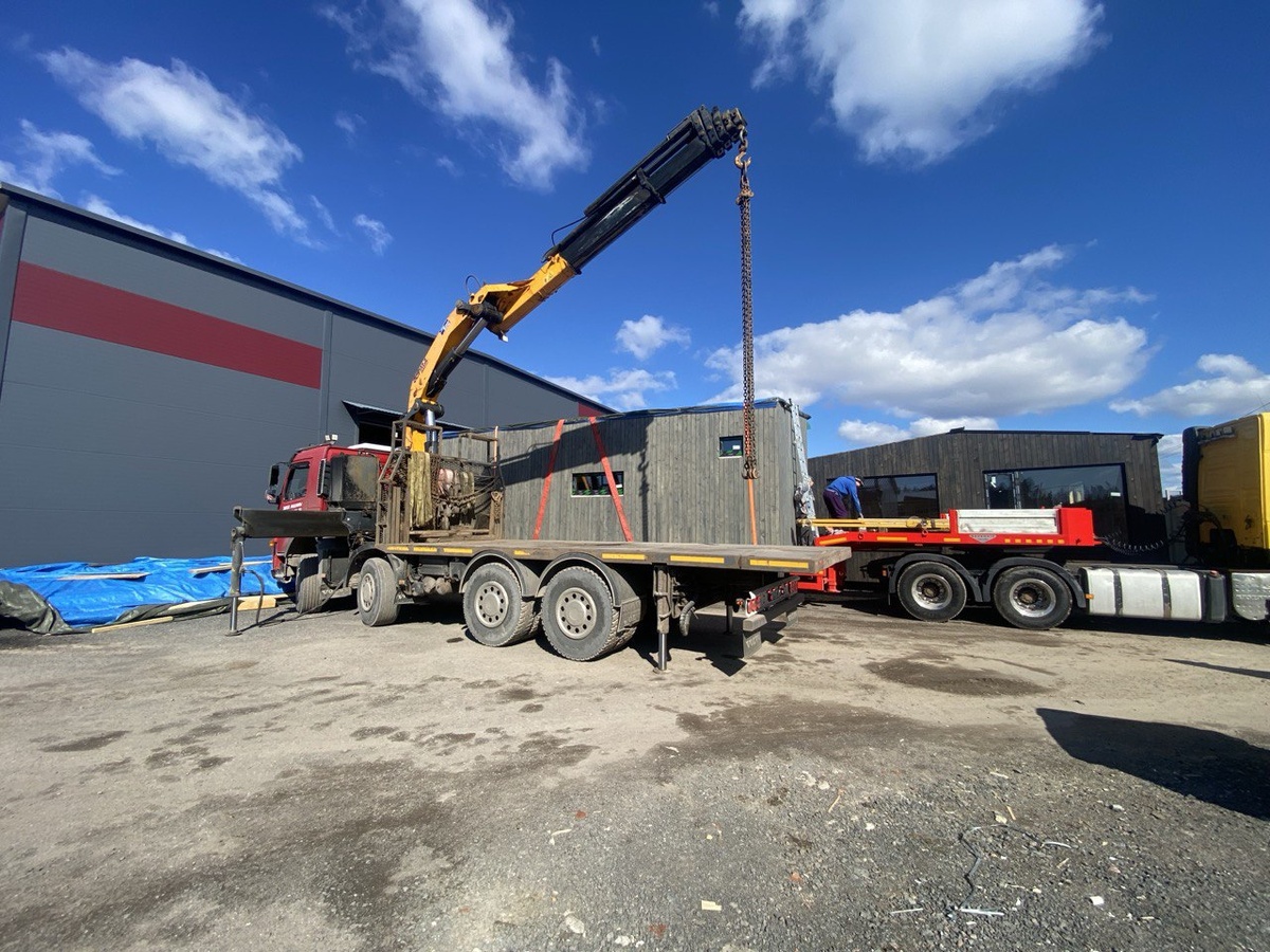 На фото: производство модульных домов нашего клиента - компании Black Module 