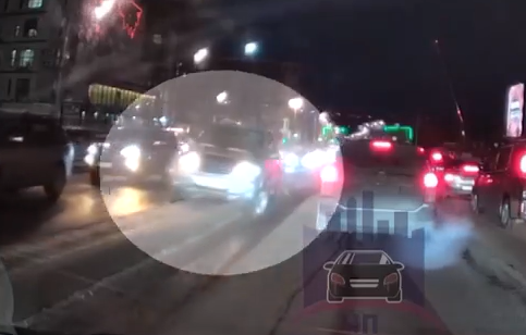     В Красноярске на Вейнбаума машина выпрыгнула на разделительную полосу