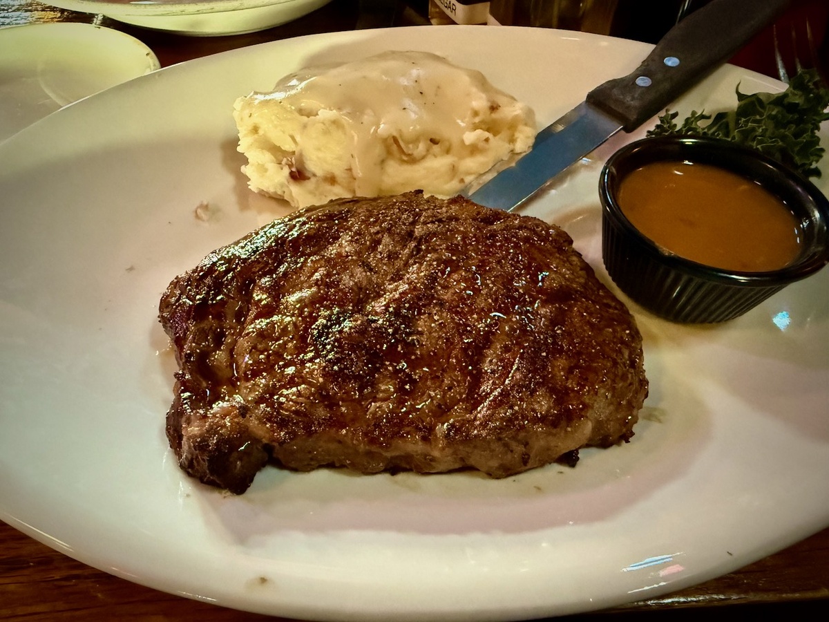 Стейк, приготовленный на гриле