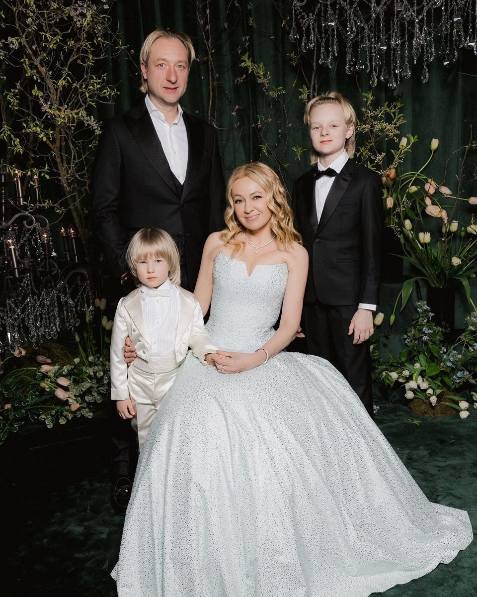 Яна Рудковская с мужем и сыновьями