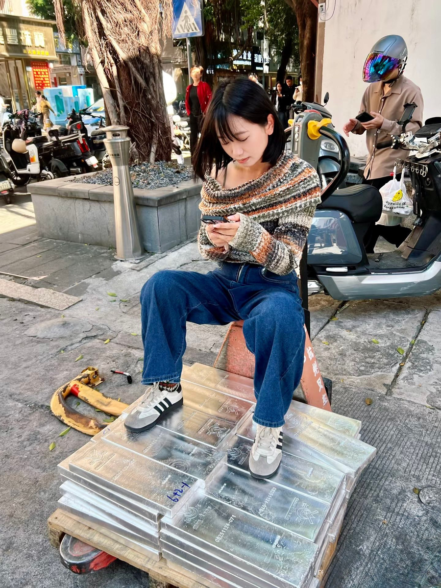 Девушка в Китае купила почти тонну серебра на Шанхайской биржею Слитки по 15 кг