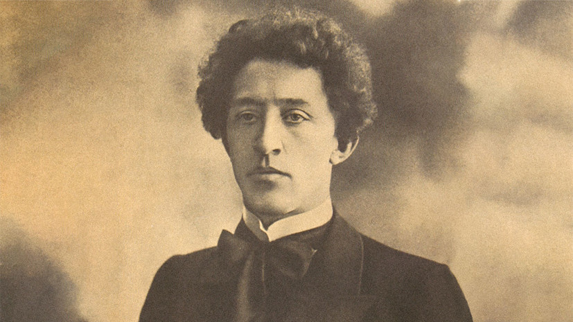     Александр Блок родился 28 ноября 1880 года в Петербурге в семье доцента кафедры государственного права Варшавского университета и дочери ректора Санкт-Петербургского университета Андрея Бекетова. Вскоре после его рождения родители развелись  Общественное достояние